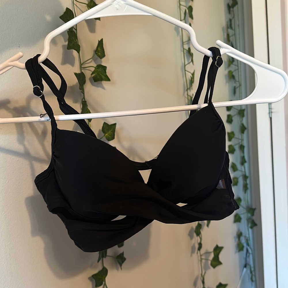 Hi, im Vera and im seing this balck bathing suit top from target.